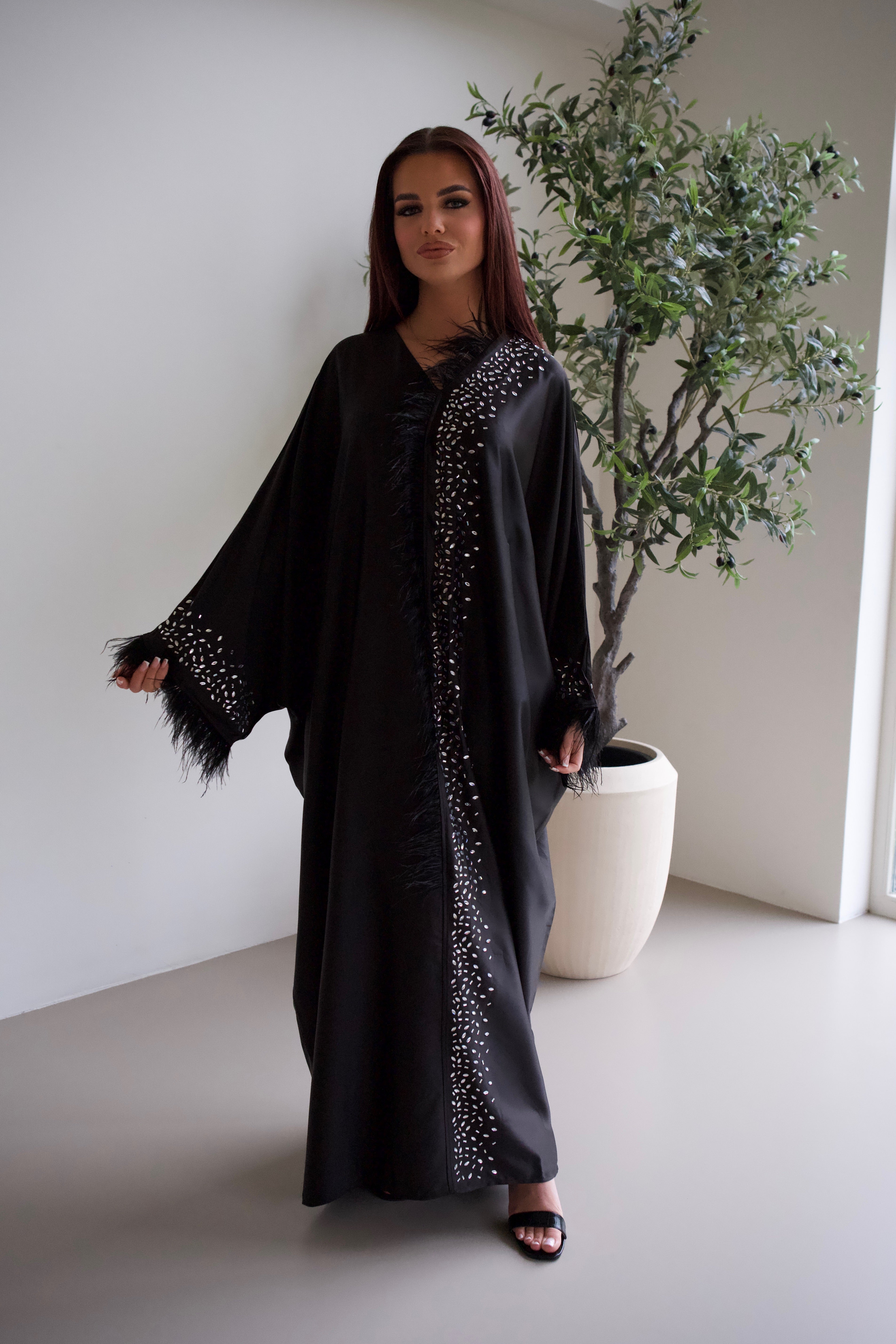 Satijnen Abaya met strass en veren.