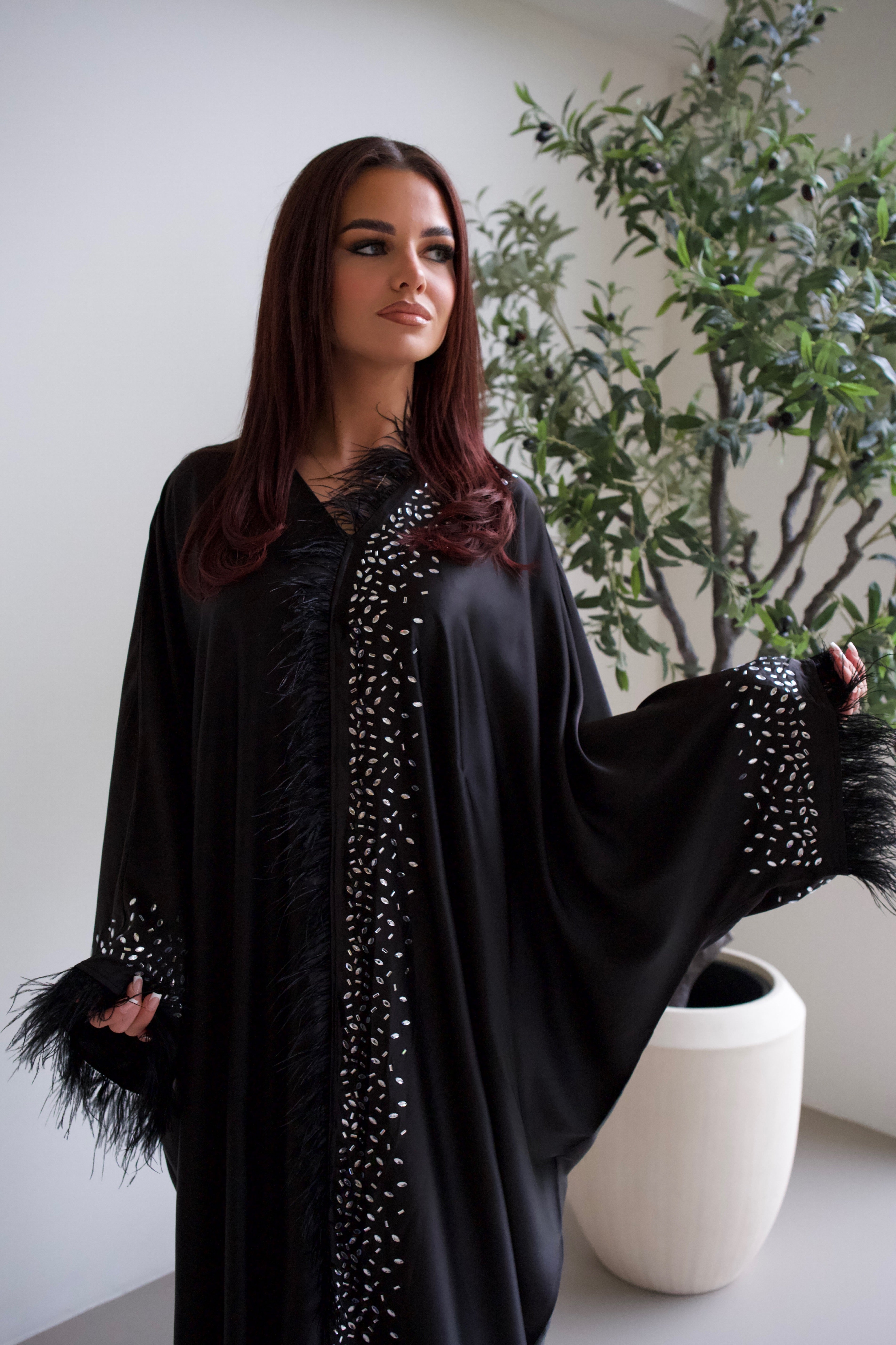 Satijnen Abaya met strass en veren.