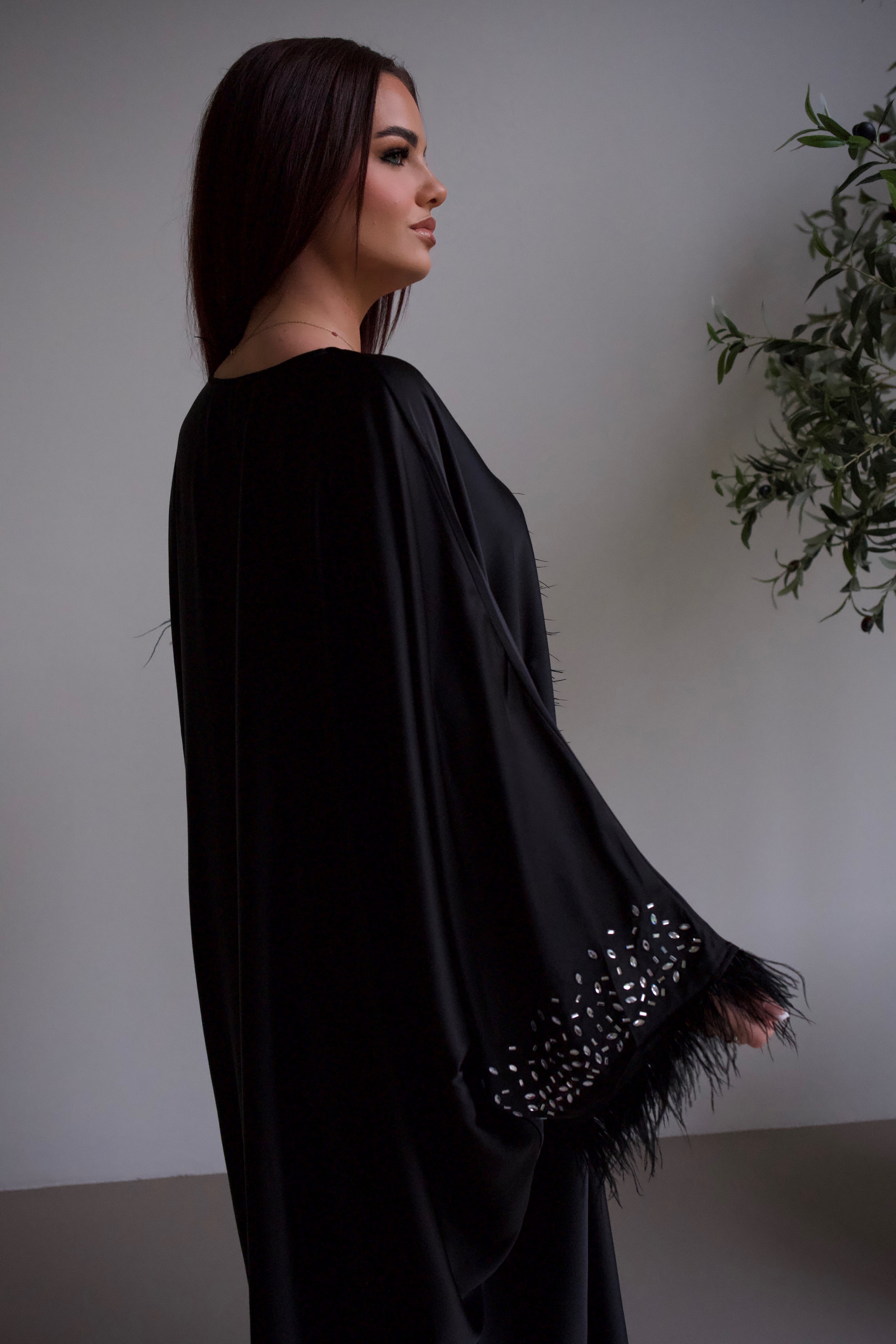 Satijnen Abaya met strass en veren.