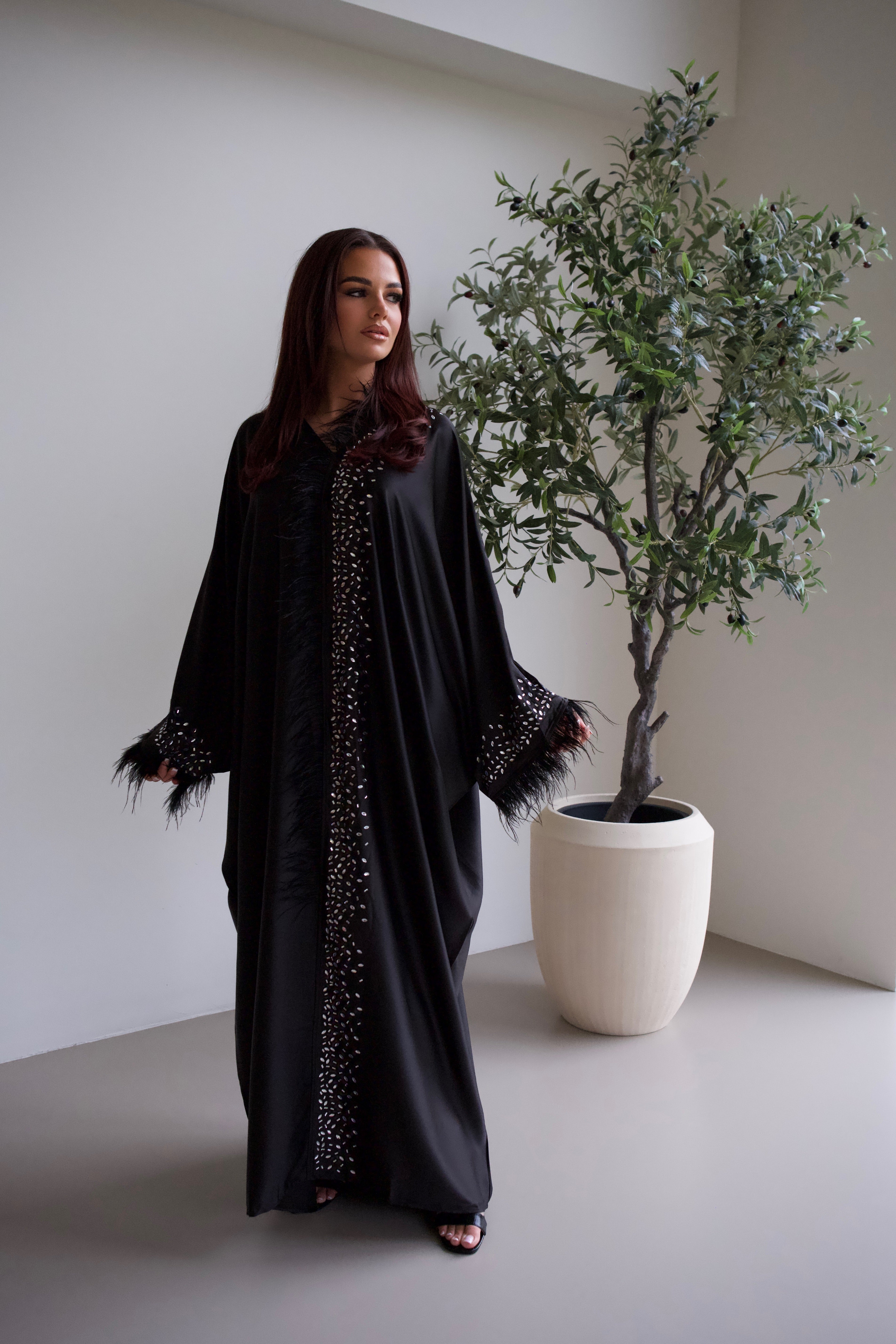 Satijnen Abaya met strass en veren.